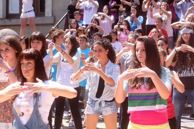 'Flashmob' junto al instituto Sagasta-13